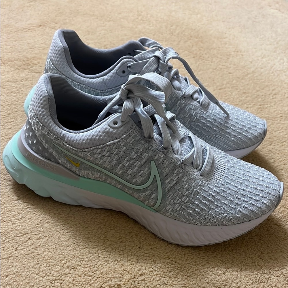 Nike Women's Gray Running Shoes